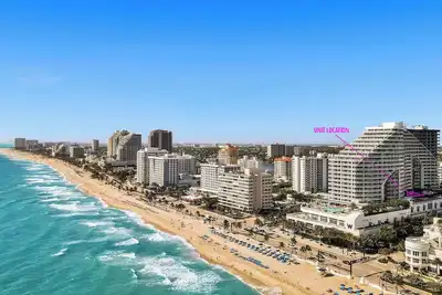 Image de Retraite de luxe moderne de 2 chambres en bord de mer avec terrasse privée surdimensionnée