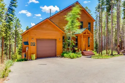 Spacieux chalet de montagne avec vue épique, jacuzzi privé - à proximité des pistes!