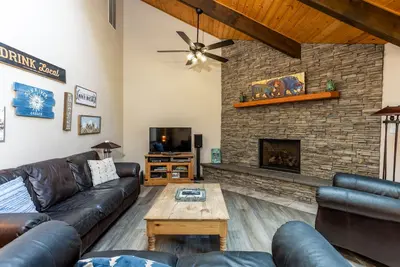 Meilleur emplacement à Sunriver - parcours de golf, promenade jusqu'au village, salle bonus! - Dora05