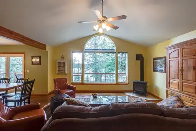 Image de Dog-friendly escapade en famille avec deux canots, une chambre et un accès lac rec à proximité!