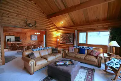 3 Blue Grouse - Superbe maison en bois rond! Laissez-passer Sharc, bain à remous, salle familiale et table de jeu