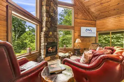 Image de Wilderness Ridge - Cabine spacieuse avec vue, bain à remous, salle de jeux, divertissement en plein air et plus encore!