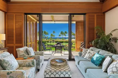 Image de Condo au dernier étage amélioré de 1 Bdrm avec vue sur l'océan! Une courte promenade à la plage!