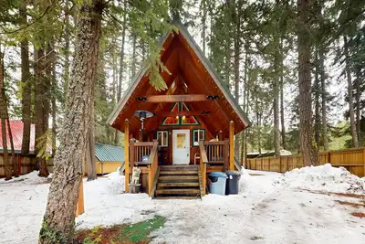 Image de Charme A-Frame avec des appareils modernes et d'un patio privé!