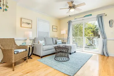Image de Joliment meublé 2br Condo dans la Grande Île du Sud Lieu Moins de 1 pâté de maisons de la plage