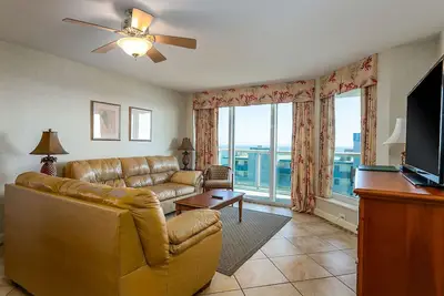Image de Condo spacieux à la 2e rangée avec une vue magnifique sur l'océan et d'excellents équipements