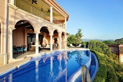 Image de Accueil magique w / piscine à débordement et une vue imprenable sur les commodités Los Sueños-Access!