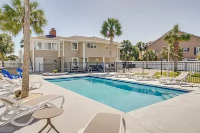 Image de Nouvelles rénovations! ! 2e rangée, Beach House avec piscine privée et bain à remous