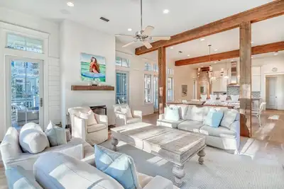 Image de Décoré professionnellement 5 Br Accueil Près de la piscine du camp