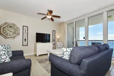 Image de Condo en bord de mer confortable et coloré avec balcon privé!
