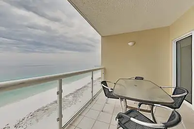 Image de Gulf Front Condo avec une vue imprenable ~ Étapes de la plage ~ Grande installations de villégiature!
