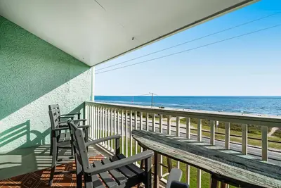 Image de Condo bord de mer à plusieurs niveaux avec accès facile à la plage, piscine partagée et vue sur l'eau!