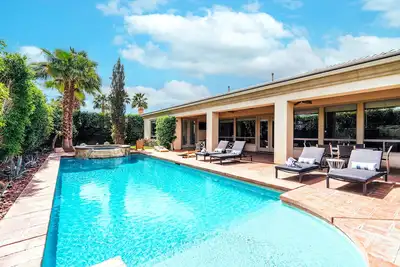 Image de * Oasis PRIVÉ * w \/ Pool & Outdoor Dining! | 12 personnes! ❤ par AvantStay