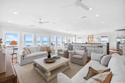Image de \"All Decked Out\" ~ Front de mer avec piscine chauffée privée! Arcade & Pool Table!