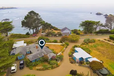 Image de maison de Oceanview w / cheminée, ponts avant et arrière, un parc paysager et baignoire à jet