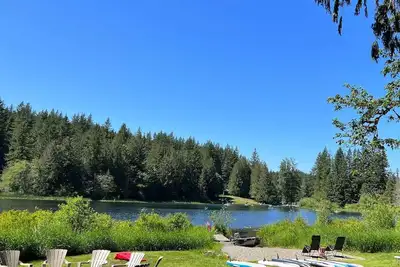 Image de Lodge au bord du lac, près du mont Baker, bateau \/ quai, bain à remous, grand terrain