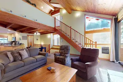 Maison de ville accueillante pour les familles avec vue sur la montagne, piscine saisonnière partagée et bain bouillonnant