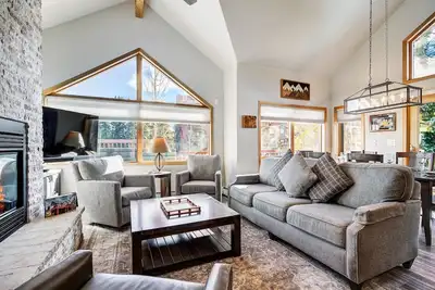 7ème nuit gratuite! Situé sur la piste de ski Four O'clock, Wi-Fi, bain à remous privé, vues