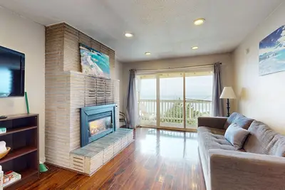 Image de Condo avec vue sur la mer pour chiens avec emplacement idéal et accès à la plage à proximité!