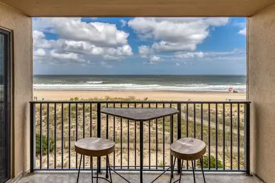 Image de Condo en bord de mer avec balcon, vues spectaculaires et piscines partagées