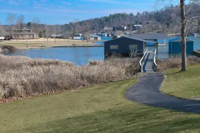 Image de Bord de l'eau ~ Confort intérieur et extérieur! ~ 2 Slip Boathouse ~ Wifi ~ Animaux acceptés!
