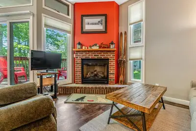 Image de Cozy condo w \/ trois piscines partagées, tennis et bains à remous - près des pistes et du golf!