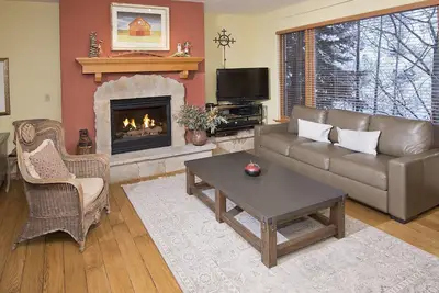 Image de Skis aux pieds avec piscine chauffée et bain à remous, vues incroyables, garage, casier à ski