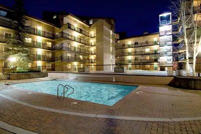 Image de Condo Lionshead Village rénové avec bains à remous, accès pour navette gratuite, à pied de Mtn