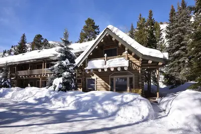 Image de Vail Log Cabin avec vue sur le magnifique ruisseau, navette gratuite pour la ville et accès aux pistes