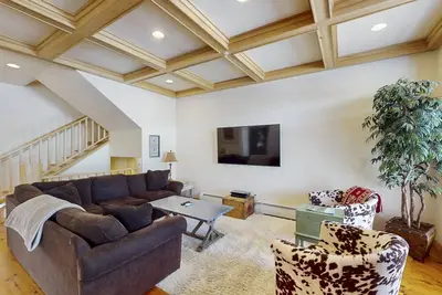 Image de Condo de style lodge avec mobilier de montagne élégant et bain à remous apaisant partagé