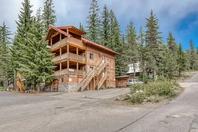 Image de Spacieux lodge, chien-amical avec un sauna privé - près de 3 stations de ski!