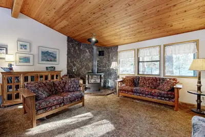 Accueil familial sur la rivière Spring w / terrasse spacieuse et salle de jeux en bas