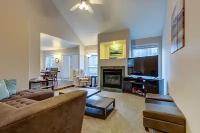 Image de Maison moderne w / jet tub et terrasse privée, près de quatre domaines skiables!