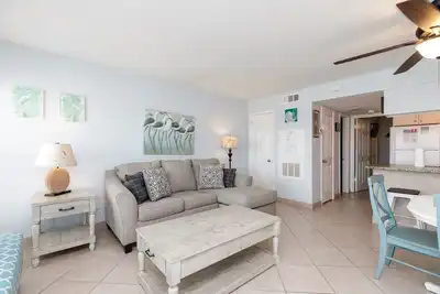 Image de Beachview; Propriété du 1er étage avec vue et emplacement inégal��e!