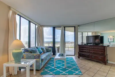 Image de Condo Sunbird Beach Resort avec piscine commune, bain à remous et accès à la plage