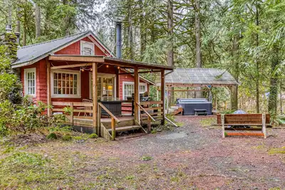 Image de Creekside, cabine pour chiens avec bain à remous privé et porche!