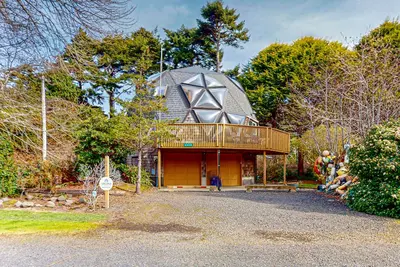 Image de Maison dôme géodésique unique avec terrasse et belles vues - 2 chiens d'accord!