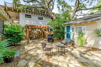 Image de Cottage vintage avec douche extérieure, intérieur unique, près de North Beach!