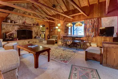 Image de Maison au bord du lac avec quai, foyer et vues - chiens Ok, près du parc d'État!