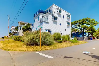 Image de Maison de luxe avec salle de jeux et bain à remous donnant sur la plage!