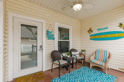 Image de Sea Breeze Cottage est un confortable 1 chambre juste à côté de la plus belle piscine sur l'île