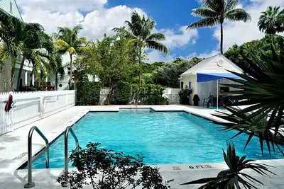 Image de Magnifique condo avec terrasse / patio et piscine partagée - à pied des plages, Duval et plus!
