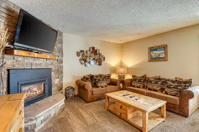 Condo de montagne haut de gamme près du télésiège avec bain à remous partagé!