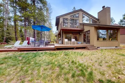 Image de Lodge ensoleillé sur une rivière pittoresque avec bain à remous privé - endroit calme, accès Sharc