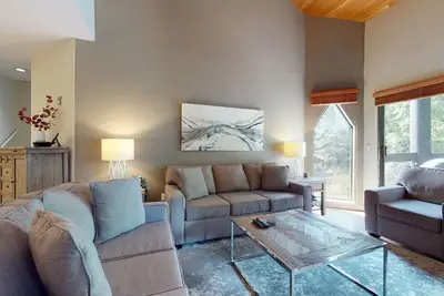 Image de Condo au dernier étage paisible avec piscine et bain à remous par Harmony Whistler