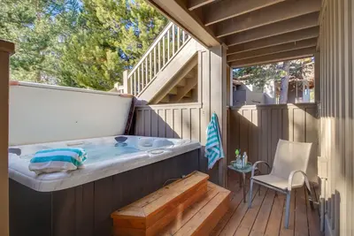 Image de Superbe maison avec passes Sharc, bain à remous privé et vue sur le terrain de golf Woodlands