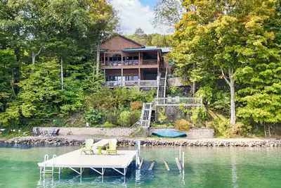 Image de Crooked Lake Lodge: \"Une maison Lakefront Adirondack style w \/ Hot Tub\"