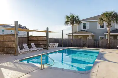 Image de Duplex privé 5/3 près de la plage! Venez w / piscine d'eau salée, Wifi gratuit et plus encore!