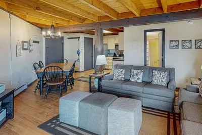 Image de Condo idéalement situé w \/ piscine partagée, bain à remous et sauna - près des pistes et du lac!