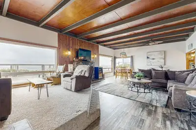 Image de Charmante maison en bord de mer avec bain Ă remous, vue imprenable et chambre pour tout le monde